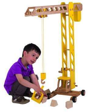 Grande grue de chantier en bois par Goki